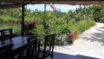 屋外ダイニングエリア