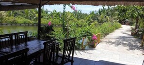 屋外ダイニングエリア