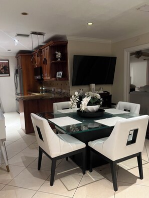 Dining - 🌺🌴Tropical Oasis Residence Zip Code 33165🌴🌺 (Miami)