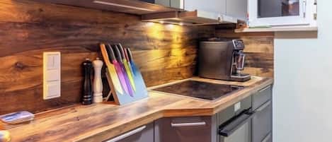 Kühlschrank, Mikrowelle, Ofen, Herdplatte