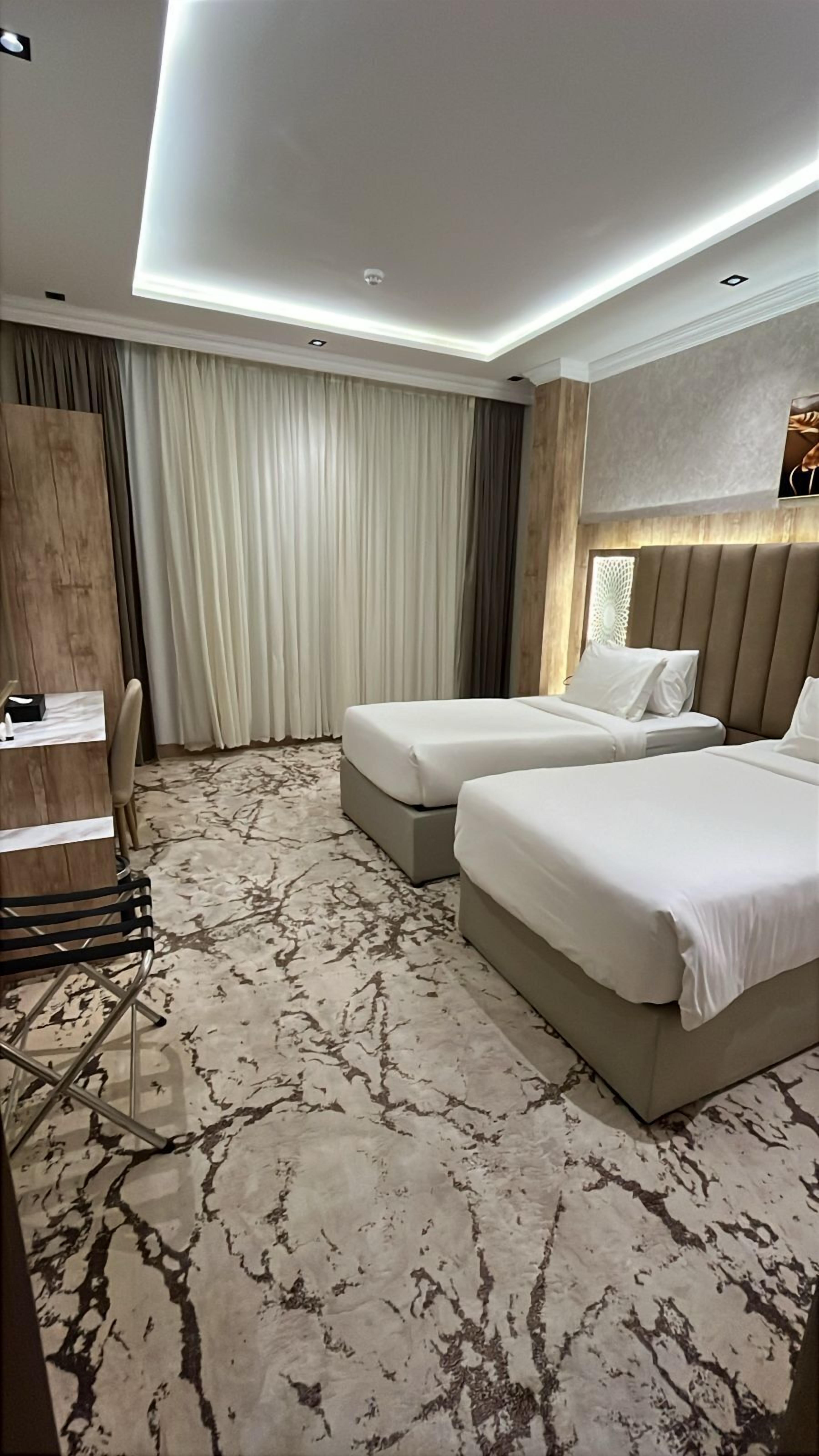 Two-Bedroom Suite | Safe på rommet, skrivebord og skrivebord for bærbar PC