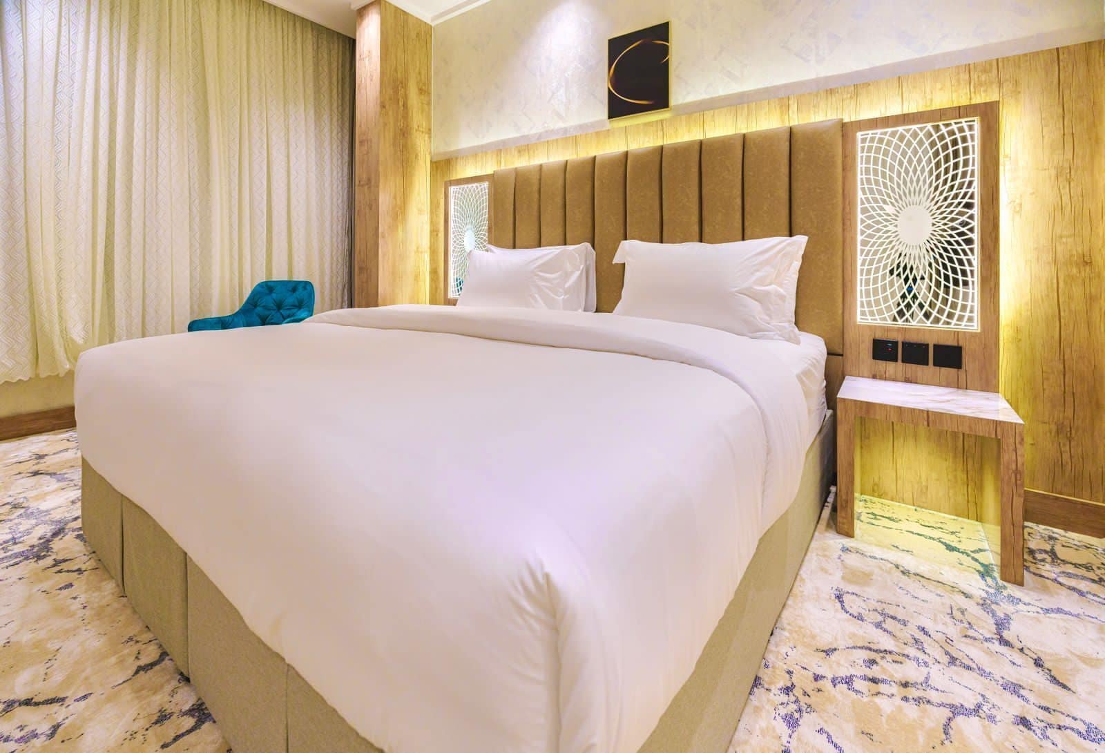 Safe på rommet, skrivebord og skrivebord for bærbar PC