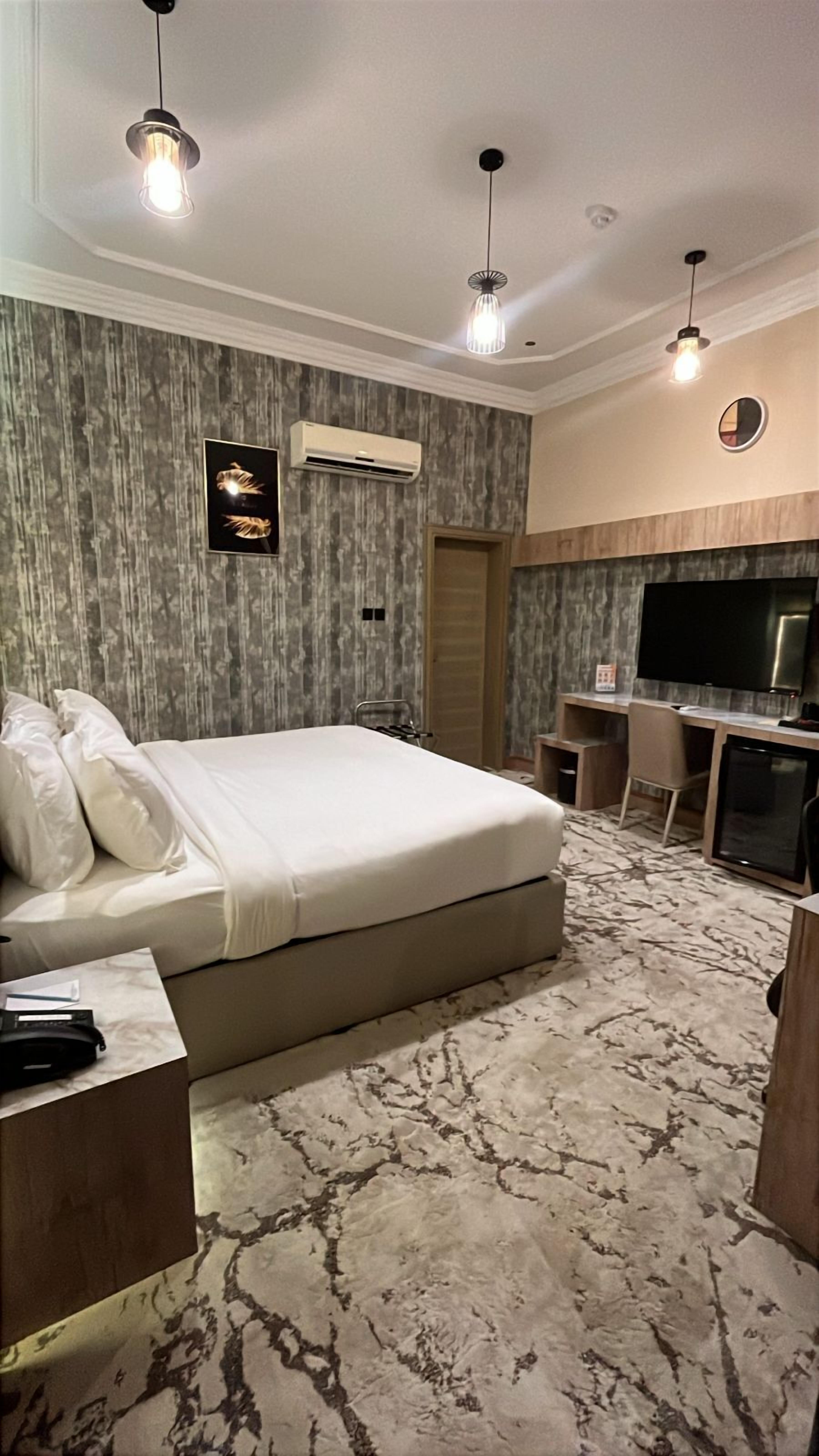 King Room | Safe på rommet, skrivebord og skrivebord for bærbar PC