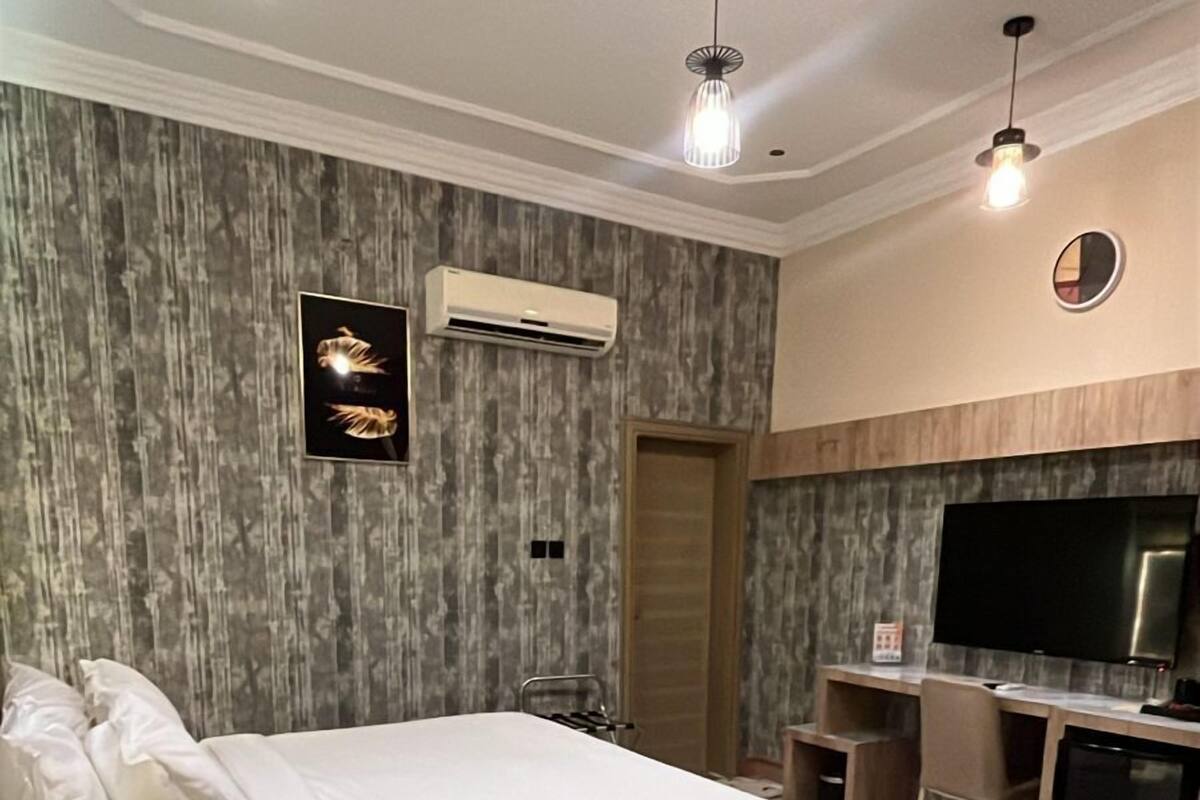 King Room | In-room safe, desk, laptop workspace, blackout drapes