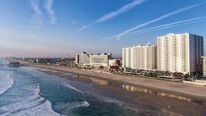 On the beach - Beautiful Ocean Walk 1Bed/1Bath in Daytona Beach, FL!
 (Daytona Beach)