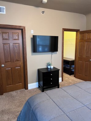 2 bedrooms, iron/ironing board, WiFi, bed sheets - The Hoover Historic Eau Claire Home (Eau Claire)