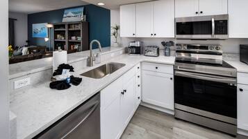 Een koelkast, een magnetron, een oven, een kookplaat