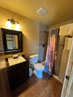 Ducha, artículos de tocador gratuitos, secador de pelo, toallas