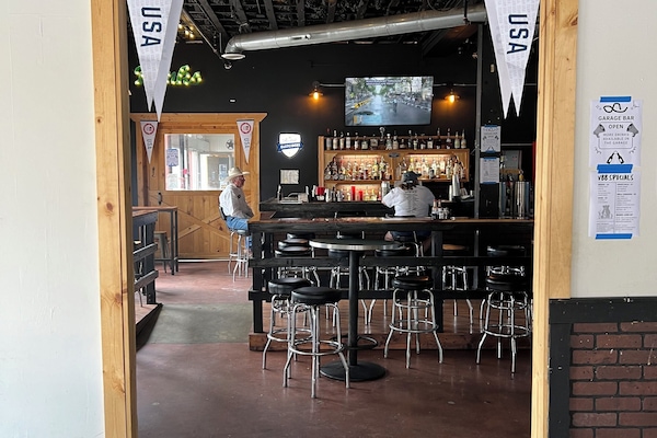 Lunch and dinner served, American cuisine