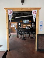 Se sirven almuerzos y cenas, cocina americana