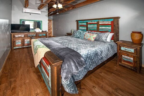 Superior Room | Individually decorated, free WiFi, bed sheets - Alpine City Place (Alpine)