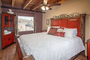 Superior Room | Individually decorated, free WiFi, bed sheets - Alpine City Place (Alpine)