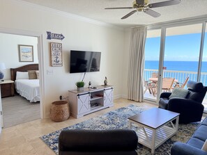 3 slaapkamers, een bureau, een strijkplank/strijkijzer, reisbedje