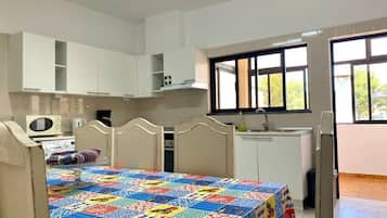 Refrigerador con congelador y microondas