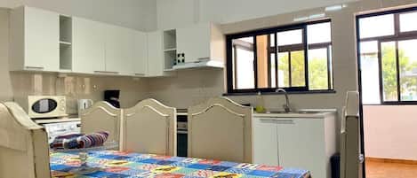 Großer Kühlschrank, Mikrowelle