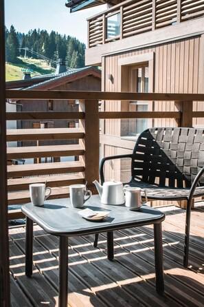 Property grounds - Wifi, resort center, 2nd floor, sauna, hammam, balcony, fireplace or stove, parking, tv, 70m² (Les Gets)