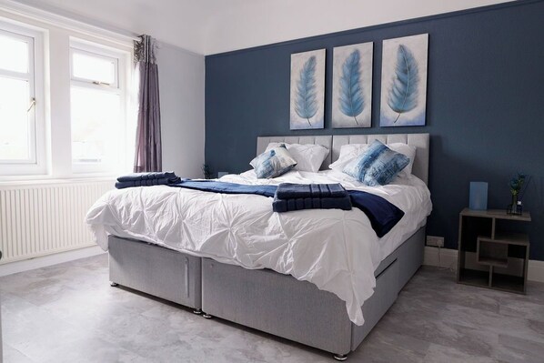 2 bedrooms, iron/ironing board, travel crib, free WiFi - Lovely,Cosy Beachside Cottage 2- Perfect Location (Conwy Principal Area)