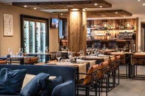 Dining - Wifi, resort center, 3rd floor, view village, sauna, hammam, balcony, fireplace or stove, parking (Les Gets)
