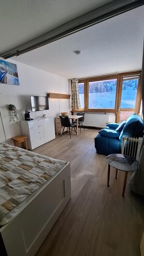 Living area - Ski-in/ski-out & foot of the slopes, 6th floor, balcony, tv, ski locker, 24m², La Plagne (La Plagne)