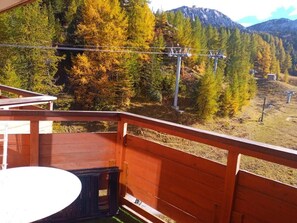 Property grounds - Ski-in/ski-out & foot of the slopes, 6th floor, balcony, tv, ski locker, 24m², La Plagne (La Plagne)