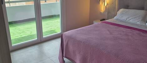 2 habitaciones, tabla de planchar con plancha, wifi y ropa de cama