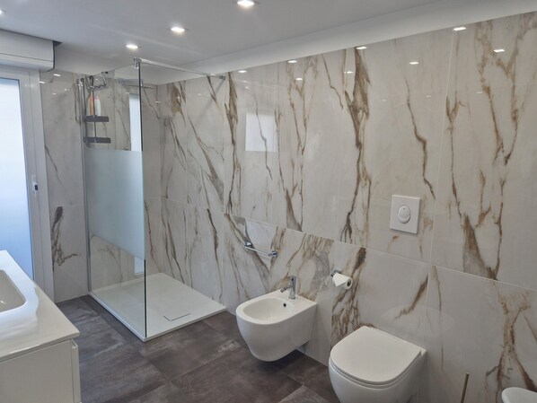 Douche, sèche-cheveux, bidet, serviettes fournies
