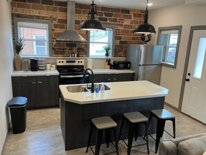 Kjøleskap, mikrobølgeovn, ovn og kokeplater