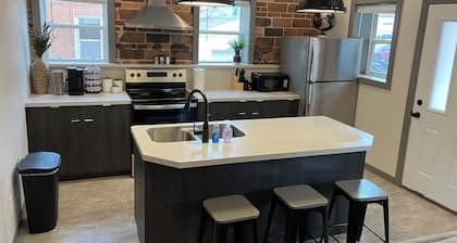 2 Bedroom - Convenient & Comfy Downtown Apartment