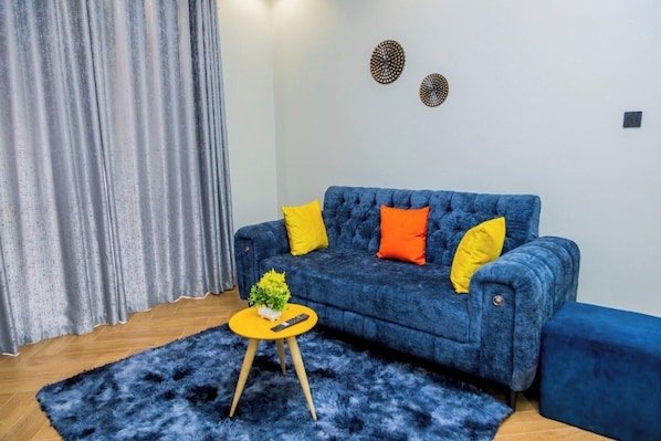 Apartamento económico, vistas a la ciudad | Zona de estar