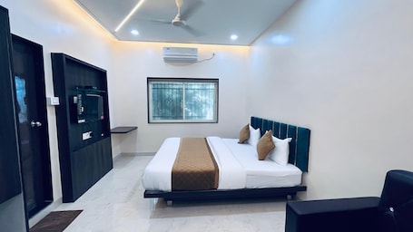 Superior Room | Desk, laptop workspace, free WiFi. Hotel Kailas Lodging