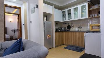 Deluxe Apartment, Balcony, City View | Private kitchen | Fridge, microwave, cookware/dishes/utensils