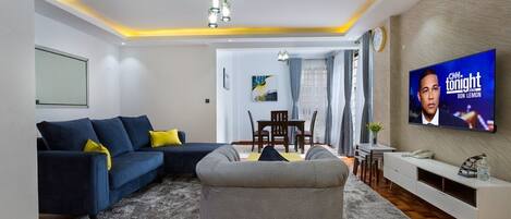 Deluxe-Apartment, Balkon, Stadtblick | Wohnbereich | 24-Zoll-Smart-TV mit Digitalempfang