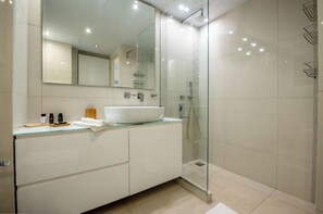 Haartrockner, Handtücher, Seife, Shampoo