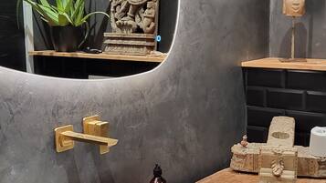 Een haardroger, handdoeken, zeep, shampoo