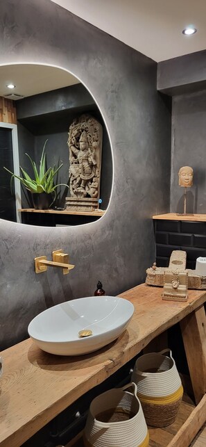 Hiustenkuivaaja, pyyhkeet, saippua, sampoo