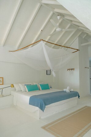 ميني بار وخزنة داخل الغرفة وتجهيزات عازلة للصوت وواي فاي مجانًا