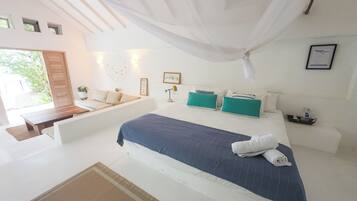 Deluxe Studio Suite, 1 King Bed, Ocean View