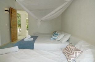 Habitación familiar | Minibar, caja fuerte, sistema de insonorización y wifi gratis