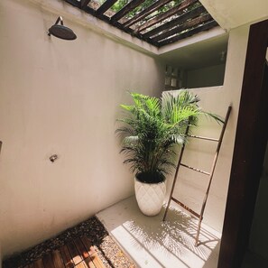 Deluxe Studio Suite, 1 King Bed, Ocean View | Bathroom | Shower, towels, soap, shampoo - Casa Rosario (Rosario Islands)