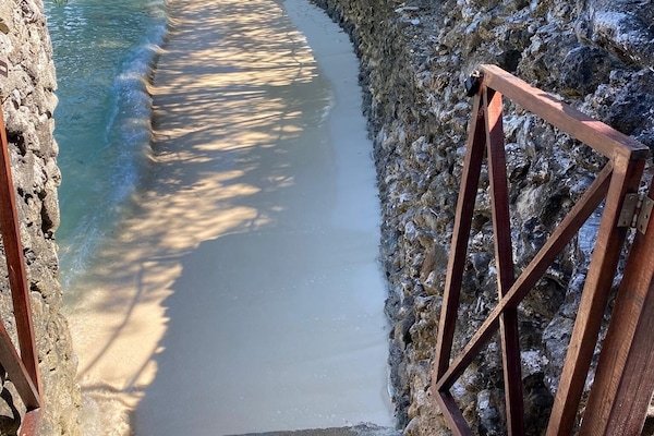 Plage privée, sable blanc, chaises longues, parasols