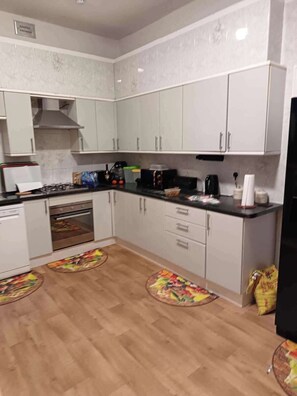 Fridge, microwave, oven, stovetop - Croydon-5bedroom-bathroom-parking (Croydon)