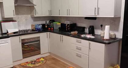 Croydon-5bedroom-bathroom-parking