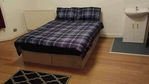 Unclassified image, 4 of 12, button - Croydon-5bedroom-bathroom-parking (Croydon)