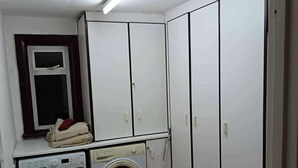 Unclassified image, 5 of 12, button - Croydon-5bedroom-bathroom-parking (Croydon)