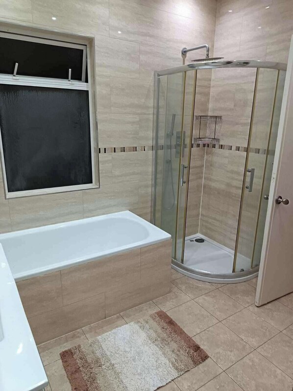 Combined shower/tub, deep soaking tub, towels - Croydon-5bedroom-bathroom-parking (Croydon)