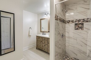 Hair dryer, towels - Small-Town Charm & Local Dining: Home in Burgaw! (Burgaw)