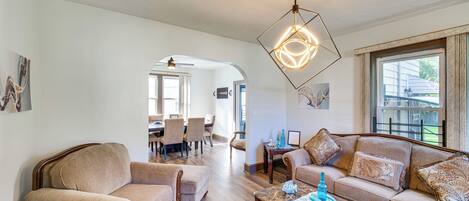 Televisie, een open haard en een dvd-speler