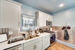 Fridge, microwave, oven, stovetop - 4 Mi to Dtwn: Home w/ Patio in Cleveland! (Cleveland)