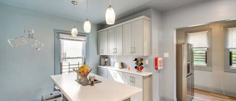 Kjøleskap, mikrobølgeovn, ovn og kokeplater