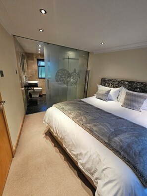 5 bedrooms, desk, iron/ironing board, travel cot